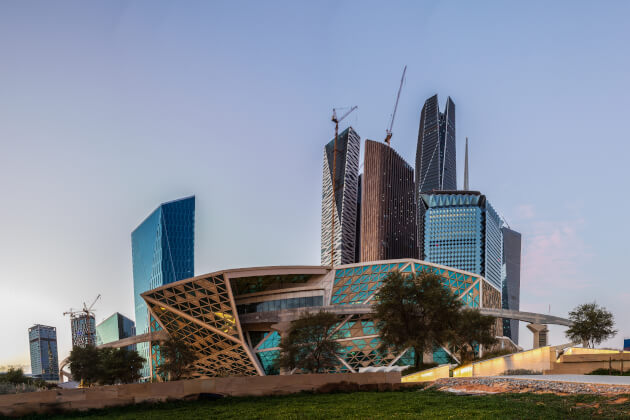 Moderne Hochhausarchitektur im King Abdullah Financial District in Riad, Saudi-Arabien, bei Sonnenuntergang. | Gebeco