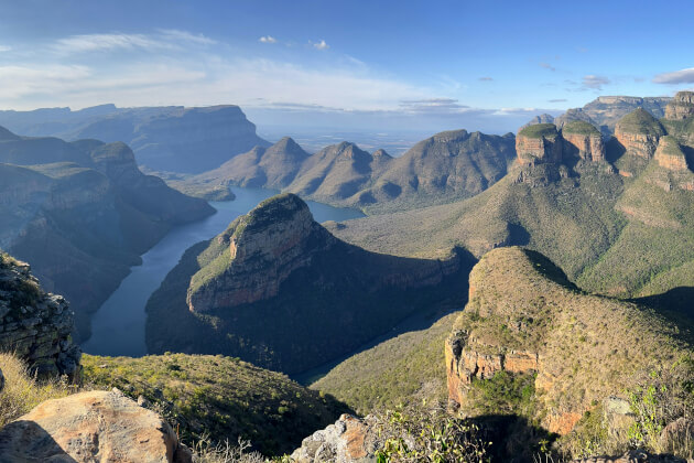 Panorama des Blyde River Canyon in Südafrika mit Flussschleifen und markanten Sandsteinformationen. | Gebeco