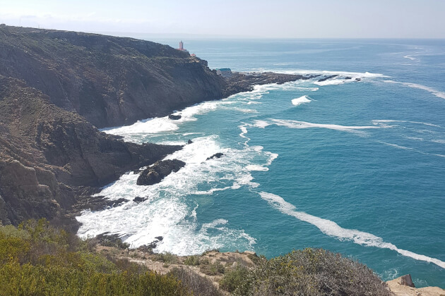 Steile Küstenlinie mit Leuchtturm bei Mossel Bay entlang der Gartenroute in Südafrika. | Gebeco 