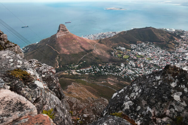 Blick vom Tafelberg auf den Lion’s Head und Kapstadt mit Atlantik im Hintergrund. | Gebeco
