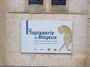 Schild, das auf die Tapisserie in Bayeux hinweist, Normandie, Frankreich I Gebeco