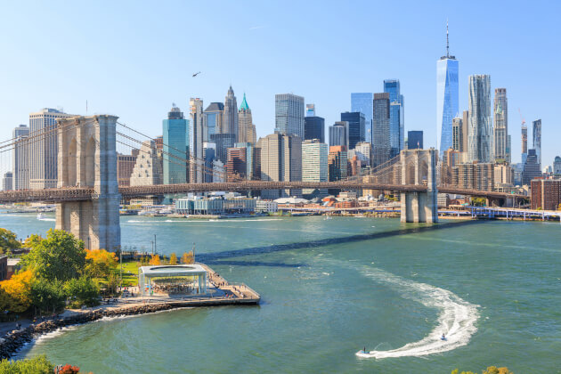 Skyline von New York City mit One World Trade Center – urbanes Wahrzeichen der USA