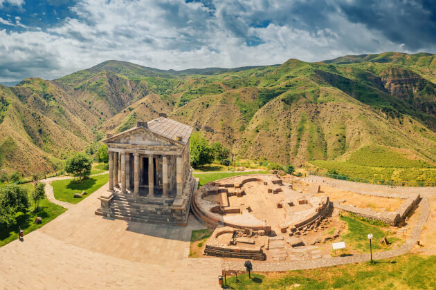 Hellenistischer Garni-Tempel in Armenien, umgeben von grünen Bergen des Azat-Tals bei sonnigem Wetter. | Gebeco