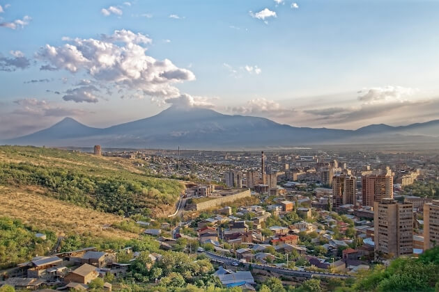 Panorama von Jerewan, Armeniens Hauptstadt, mit Blick auf den schneebedeckten Berg Ararat bei Sonnenuntergang. | Gebeco