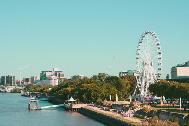 South Bank Parklands mit dem Wheel of Brisbane am Brisbane River bei Sonnenschein. | Gebeco