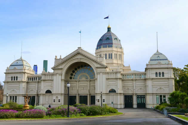 Historisches Royal Exhibition Building in Melbourne bei Tageslicht, UNESCO-Weltkulturerbe mit klassischer Architektur. | Gebeco