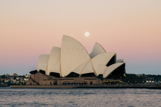 Sydney Opera House bei Sonnenuntergang mit Mondaufgang über dem Hafen, ikonisches Wahrzeichen Australiens. | Gebeco