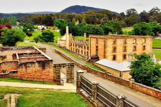 Historische Gefängnisruinen von Port Arthur inmitten grüner Landschaft auf Tasmanien, Australien. | Gebeco