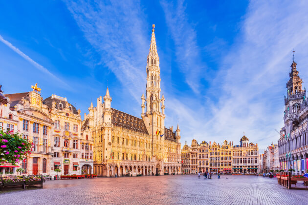 Blick auf den Grand-Place in Brüssel mit Rathaus und historischen Zunfthäusern bei Sonnenuntergang. | Gebeco