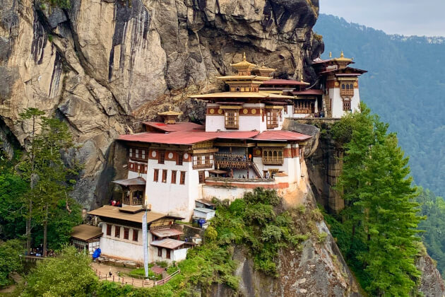 Tigernest-Kloster in Bhutan auf Felswand mit üppigem Wald im Hintergrund. | Gebeco