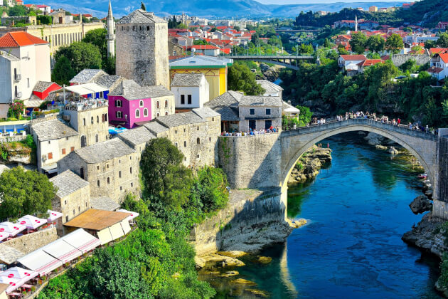 Historisches Panorama von Mostar mit der ikonischen Stari Most Brücke über dem türkisfarbenen Neretva-Fluss. | Gebeco