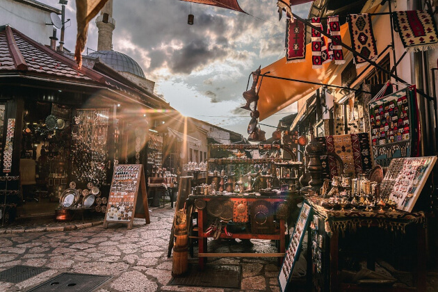 Traditioneller Basar in der Altstadt von Sarajevo mit Kunsthandwerk und Kupferwaren bei stimmungsvollem Abendlicht. | Gebeco