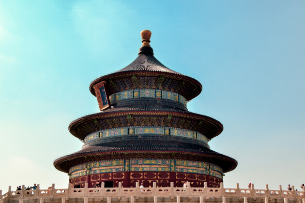 Himmelstempel in Peking – traditionelles chinesisches Bauwerk mit runder Dachstruktur und filigranen Ornamenten unter blauem Himmel. | Gebeco