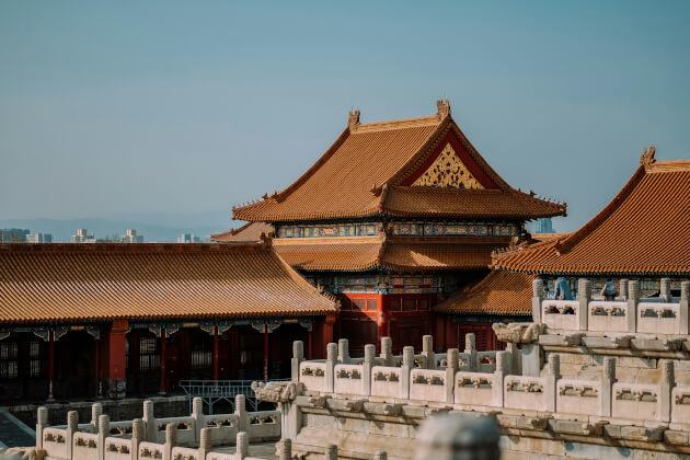 Verbotene Stadt in Peking – historische Palastanlage mit goldenen Dächern und imposanter Architektur. < Gebeco