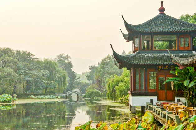 Traditionelles chinesisches Teehaus am Westsee in Hangzhou mit Wasserlandschaft und Pavillon. | Gebeco