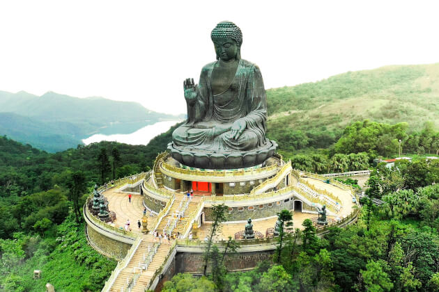 Tian Tan Buddha auf Lantau Island in Hongkong mit umliegender Natur und Aussichtsterrasse: | Gebeco