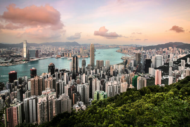 Panoramablick auf Hongkongs Skyline vom Victoria Peak bei Sonnenuntergang. | Gebeco