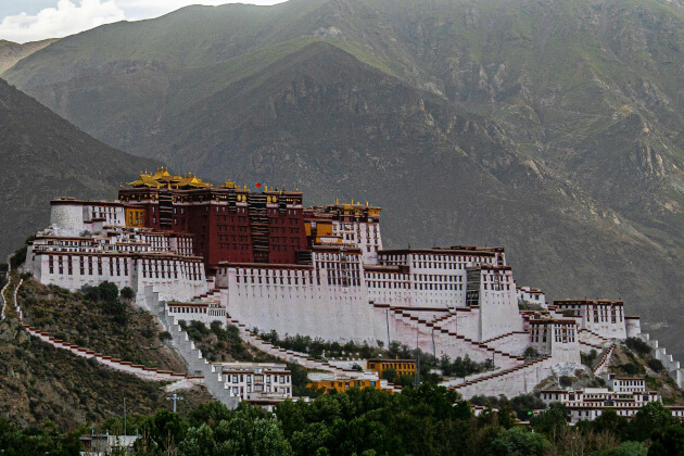 Potala-Palast in Lhasa vor imposanter Gebirgskulisse, Tibet, China. | Gebeco