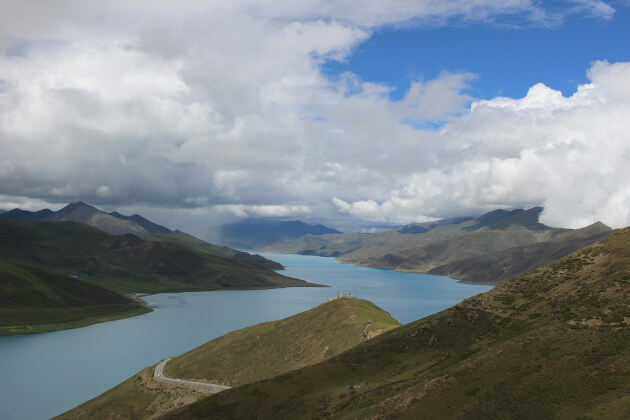 Panoramablick auf den türkisblauen Yamdrok-See in der tibetischen Hochebene, Tibet, China. | Gebeco