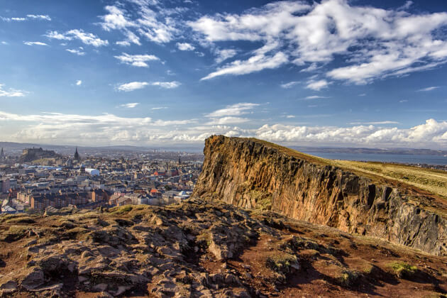 Aussicht vom Arthur’s Seat auf die Stadt Edinburgh mit dramatischem Felsplateau und Weitblick. | Gebeco