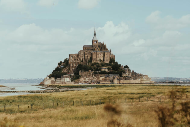 Blick auf Mont-Saint-Michel in der Bretagne bei Ebbe. | Gebeco