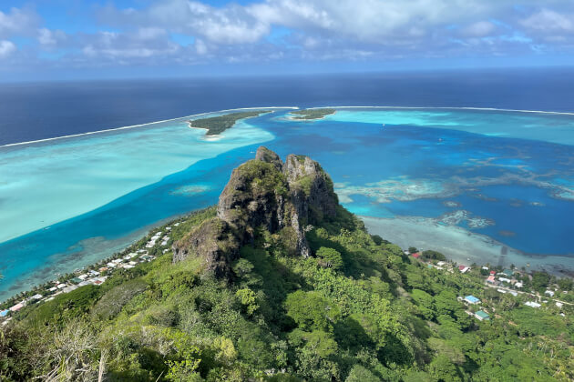 Panoramablick über die türkisfarbene Lagune und einen Berggipfel auf Tahiti, Französisch-Polynesien. | Gebeco