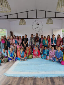 Gruppenfoto von Frauen und Unterstützern im Women Empowerment Center in Nordindien