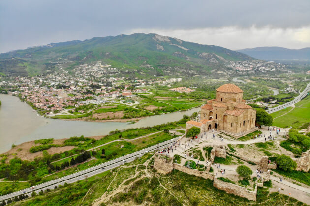 Dschwari-Kirche bei Mzcheta in Georgien mit Blick auf Flusslandschaft und grüne Berge. | Gebeco