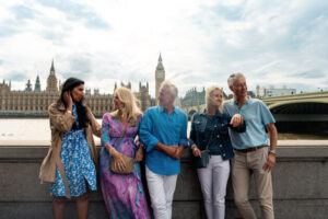 Reisegruppe vor dem Big Ben und dem Palace of Westminster in London bei Stadtbesichtigung