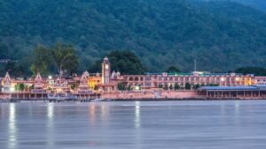 Häuserfassade am Ganges in Rishikesh, Indien I Gebeco
