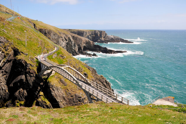 Mizen Head Brücke an der rauen Atlantikküste in Cork, Irland mit spektakulärer Aussicht. | Gebeco