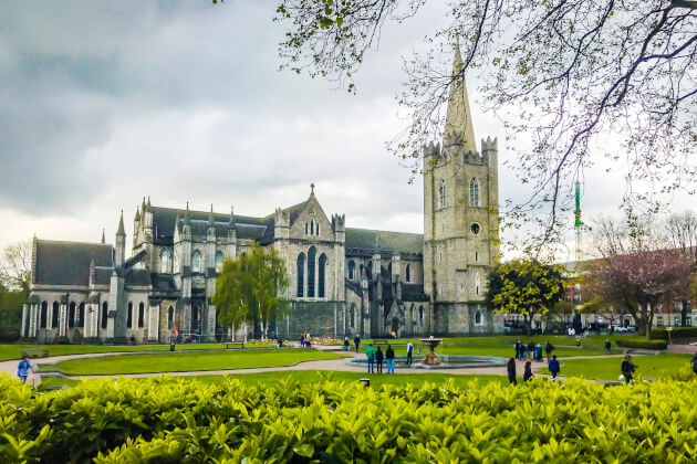 St. Patrick’s Cathedral in Dublin mit grünem Vorplatz und gotischem Kirchturm. | Gebeco