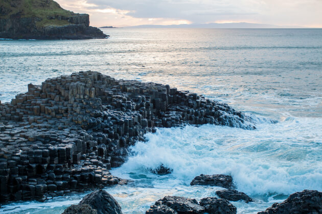 Giant’s Causeway in Nordirland mit sechseckigen Basaltsäulen und tosenden Wellen. | Gebeco