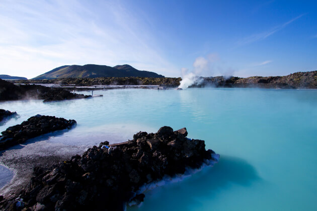 Blaue Lagune Island mit türkisfarbenem Thermalwasser und Vulkankulisse bei Tageslicht. | Gebeco
