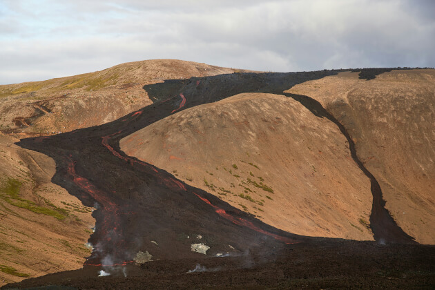 Aktive Vulkanlandschaft mit erkalteten Lavaströmen in der Nähe von Grindavík auf der Halbinsel Reykjanes in Island. | Gebeco