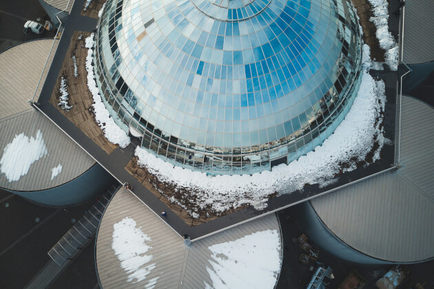 Perlan Glaskuppel in Reykjavík Island mit Schneeresten auf dem Dach im Winter.| Gebeco
