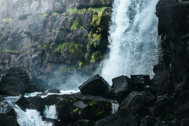 Öxarárfoss-Wasserfall im Þingvellir-Nationalpark, Island – tosendes Wasser vor basaltgrauen Felswänden. | Gebeco