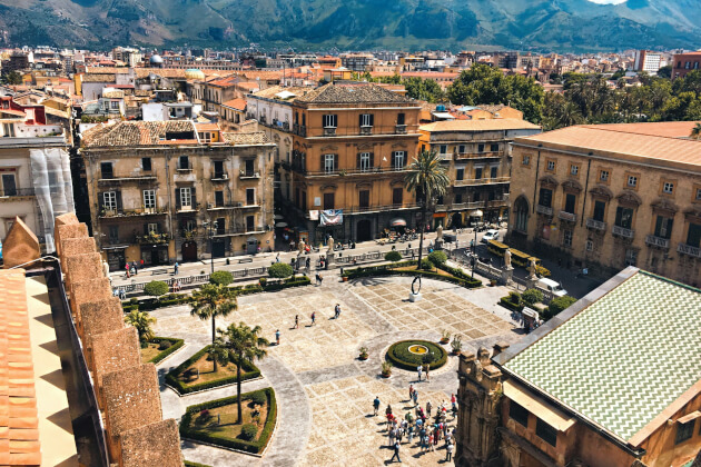 Historischer Stadtplatz in Palermo mit barocken Gebäuden, Palmen und Blick auf die sizilianischen Berge. | Gebeco