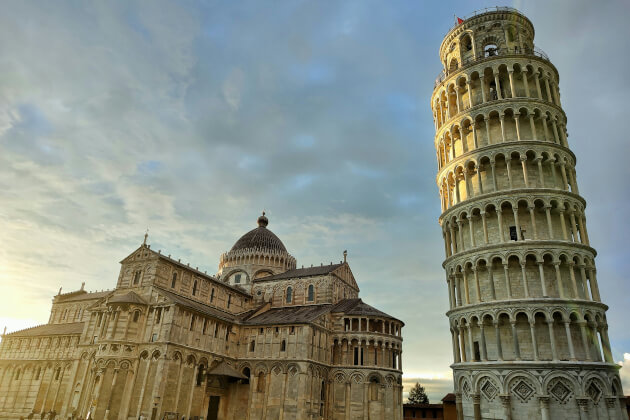 Schiefer Turm von Pisa bei Sonnenuntergang neben dem Dom auf der Piazza dei Miracoli in der Toskana, Italien. | Gebeco