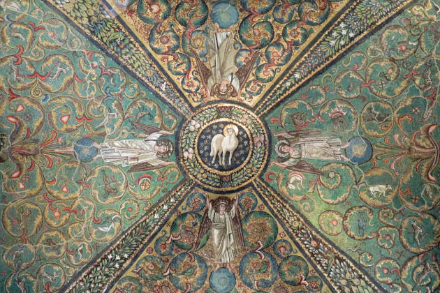 Detailaufnahme eines byzantinischen Mosaiks in Ravenna mit Lamm Gottes und Engelmotiven in grün-goldener Ornamentik. | Gebeco