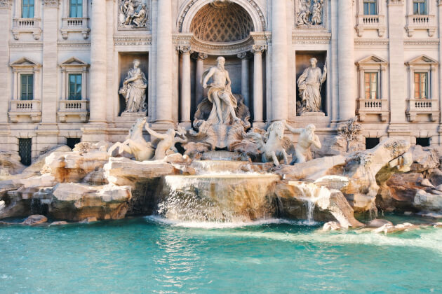 Trevi-Brunnen in Rom mit barocker Fassade und türkisblauem Wasser. | Gebeco