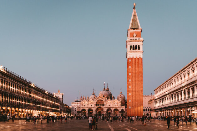 Markusplatz in Venedig mit Blick auf den Campanile und die Markusbasilika bei Abenddämmerung. | Gebeco