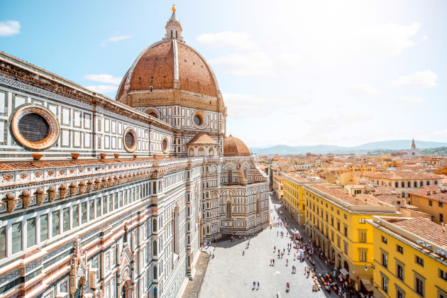 Florenz Altstadt mit dem beeindruckenden Dom Santa Maria del Fiore und belebtem Platz bei Tageslicht. | Gebeco