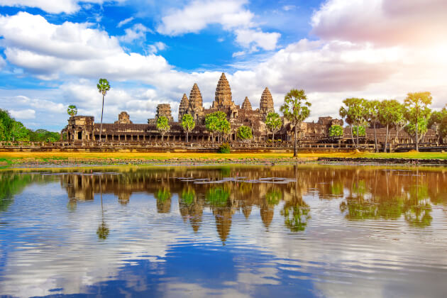 Angkor Wat in Siem Reap, Kambodscha – Spiegelung im Wasser bei Sonnenschein mit dramatischem Himmel. | Gebeco