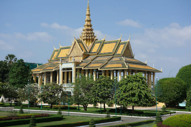 Königspalast in Phnom Penh, Kambodscha – vergoldete Dächer und gepflegte Gartenanlagen bei klarem Himmel. | Gebeco