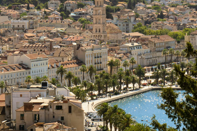 Panorama von Split mit Altstadt, Palmenpromenade und Glockenturm des Diokletianpalasts an der Küste. | Gebeco