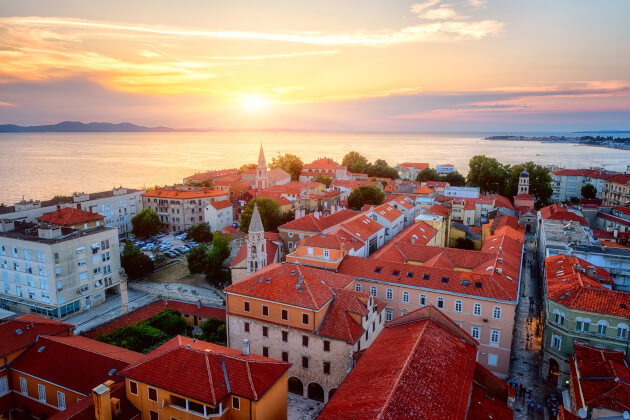 Sonnenuntergang über der Altstadt von Zadar mit roten Dächern und Blick auf die Adria. | Gebeco