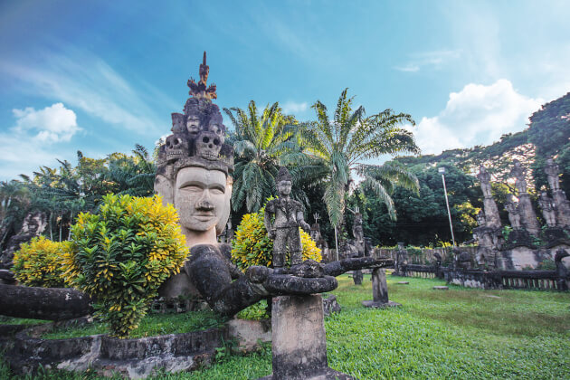 Buddha-Park in Vientiane mit monumentalen Steinskulpturen, tropischer Vegetation und spiritueller Atmosphäre in Laos. | Gebeco