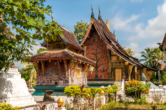 Wat Xieng Thong Tempel in Luang Prabang mit vergoldeter Fassade, verzierter Dacharchitektur und traditioneller laotischer Baukunst. | Gebeco