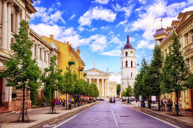 Straßenansicht auf die Kathedrale von Vilnius mit Glockenturm und klassizistischer Fassade bei blauem Himmel in der Altstadt Litauens. | Gebeco